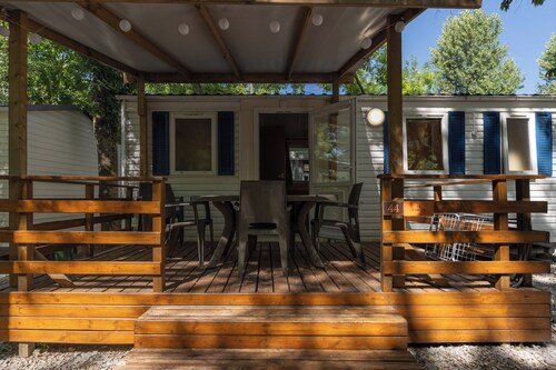 Mobile Home 'Confort A - 1-6 Pers' with Shared Pool, Private Terrace and Shared Garden