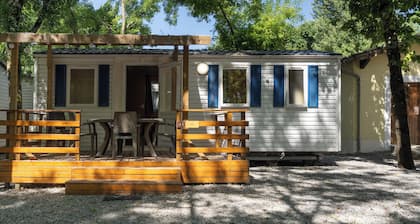 Mobil-home 'Confort A - 1-6 Pers' avec piscine partagée, terrasse privée et jardin commun
