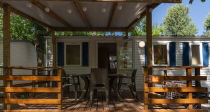 Mobil-home 'Confort A - 1-6 Pers' avec piscine partagée, terrasse privée et jardin commun