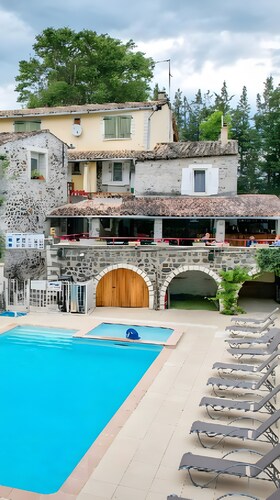 Mobil-home 'Confort B - 1-6 Pers' avec piscine partagée, terrasse privée et jardin commun