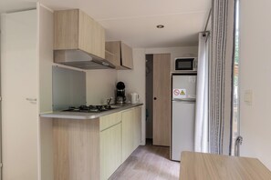 Fridge, microwave, coffee/tea maker, cookware/dishes/utensils