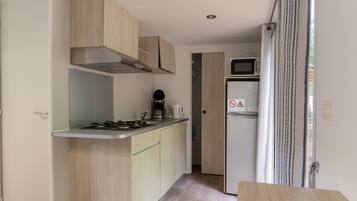 Fridge, microwave, coffee/tea maker, cookware/dishes/utensils
