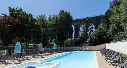 Mobilheim 'Confort C - 1-6 Pers.' mit Gemeinschaftspool, privater Terrasse und gemeinsamem Garten