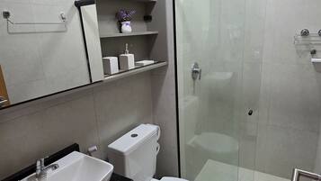 Apartamento conforto, vista para o pátio | Banheiro | Chuveiro, secador de cabelo, toalhas de banho, sabonete