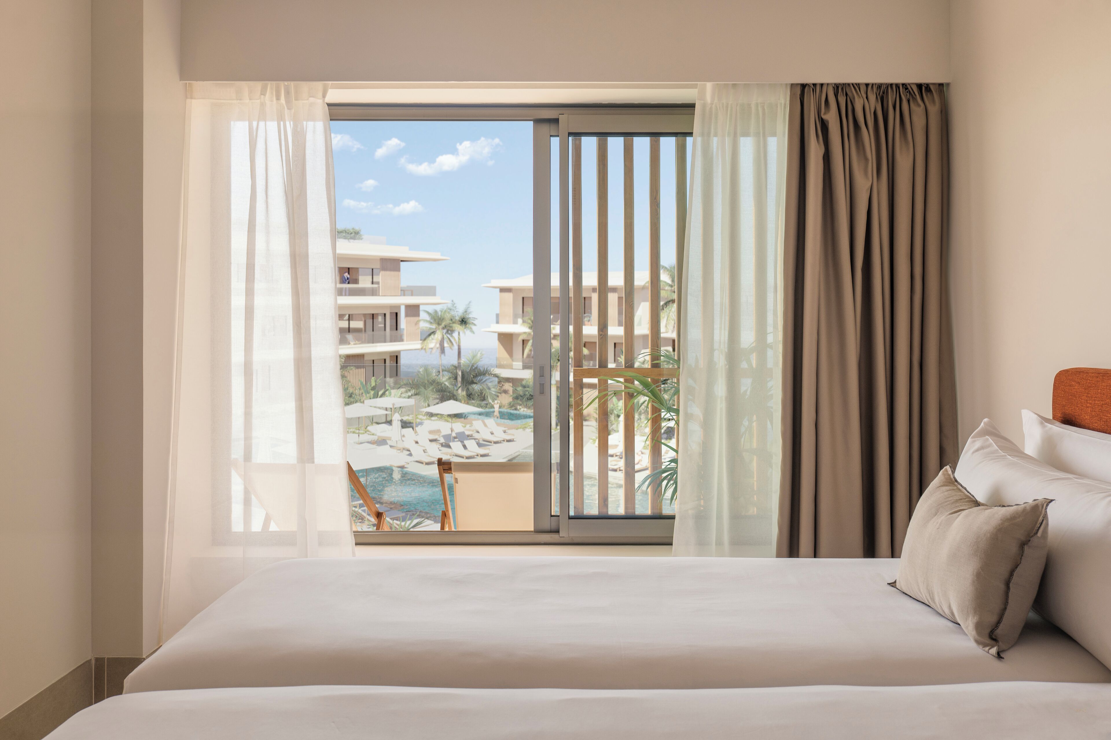 Sengetøy av topp kvalitet, safe på rommet og blendingsgardiner