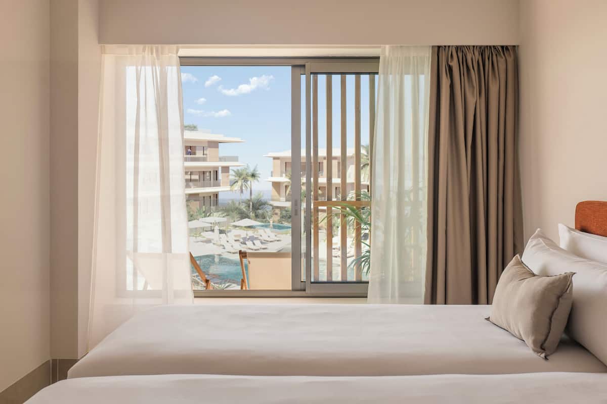 Sengetøy av topp kvalitet, safe på rommet og blendingsgardiner