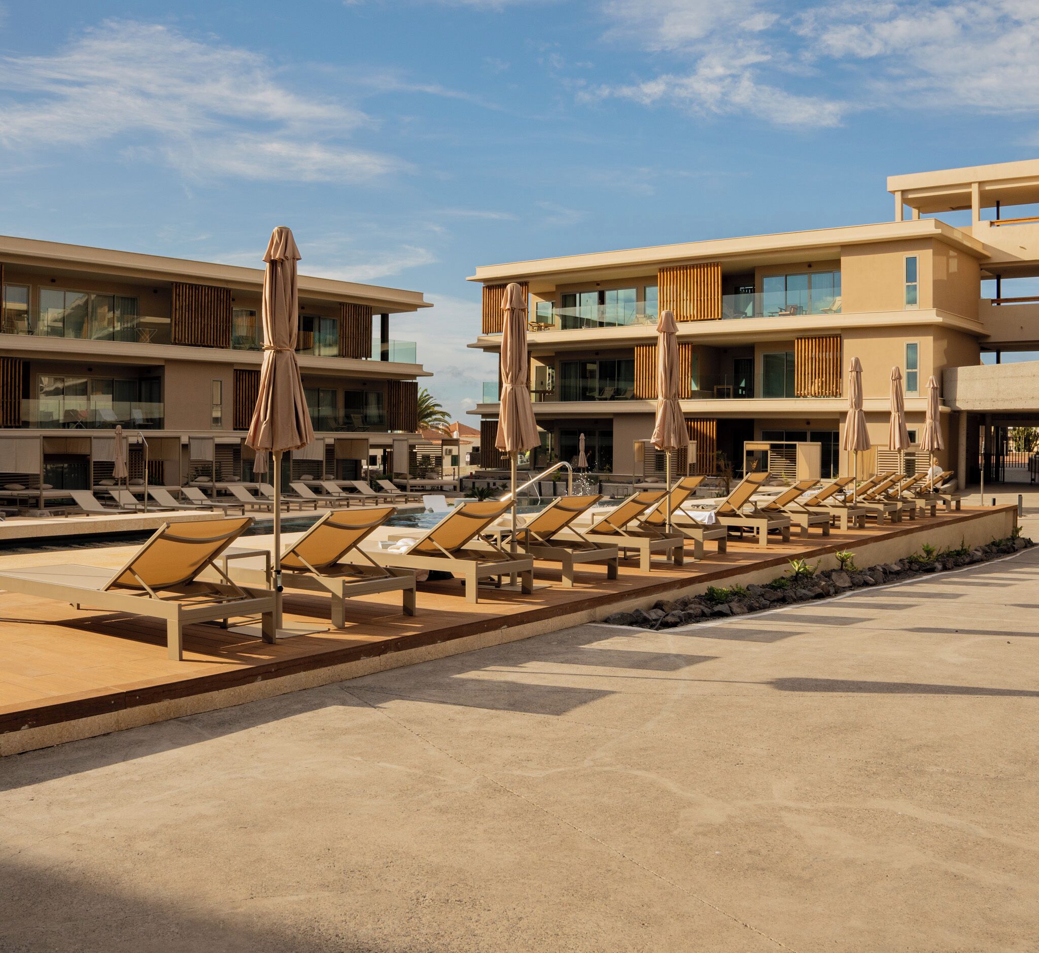 2 piscinas al aire libre (de 10:00 a 18:00), sombrillas, tumbonas