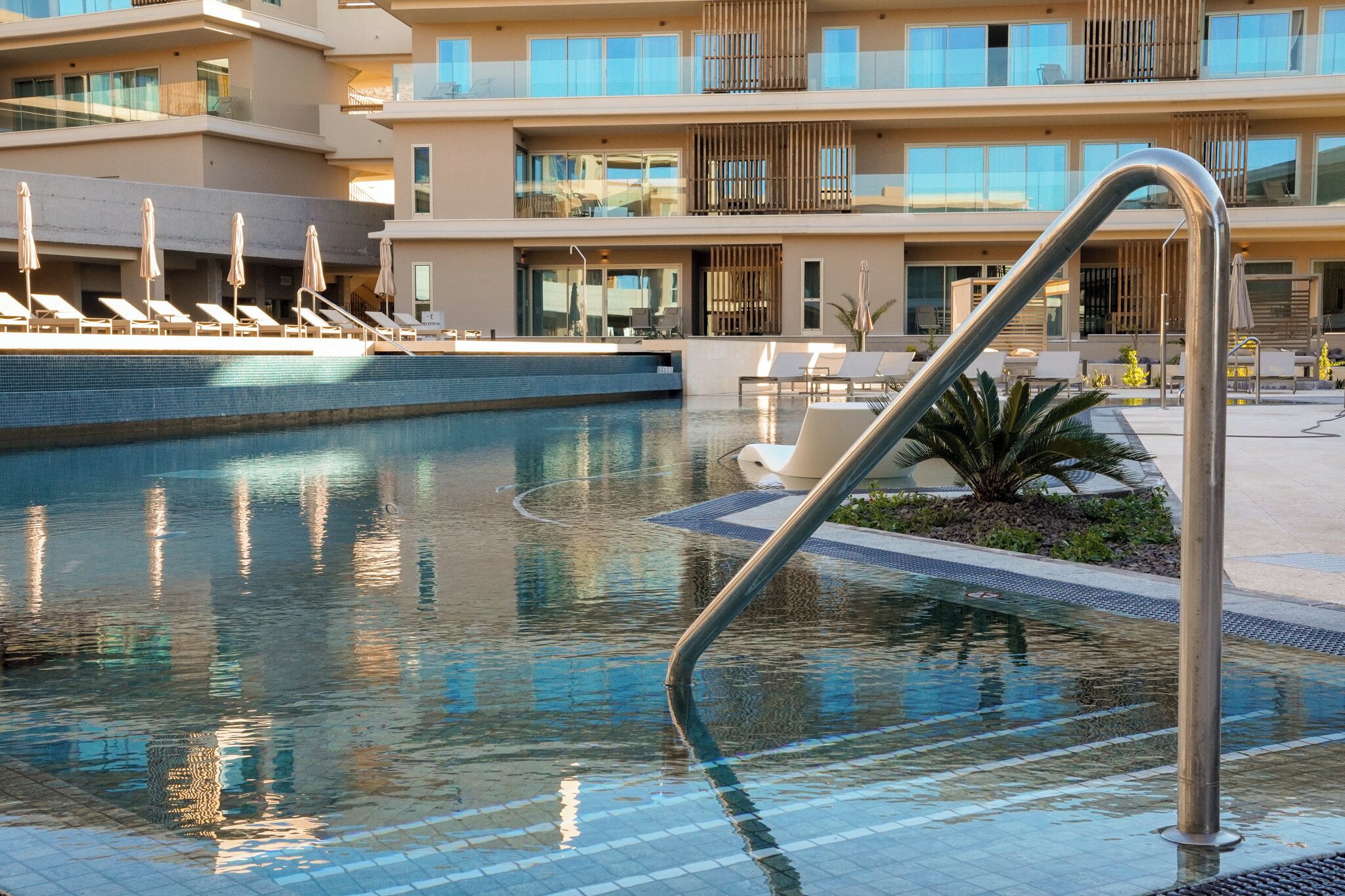 2 สระว่ายน้ำกลางแจ้ง เปิด 10:00 น. ถึง 18:00 น., ร่มริมสระว่ายน้ำ