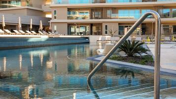 2 piscinas al aire libre, sombrillas, sillones reclinables de piscina