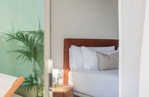 Ropa de cama de alta calidad y caja de seguridad en la habitación 