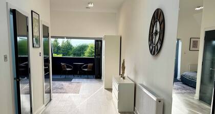 Luxurious New House Near Manchester Airport