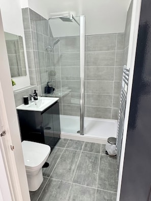Hair dryer, towels, soap, shampoo - Luxurious New House Near Manchester Airport (Wythenshawe)