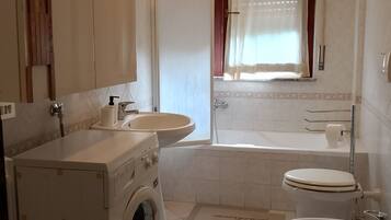 Haartrockner, Bidet, Handtücher, Seife
