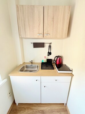 Fridge, stovetop, electric kettle, cookware/dishes/utensils