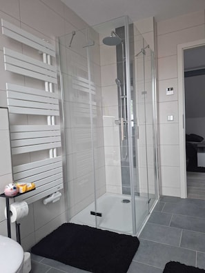 Shower, hair dryer, towels, soap - Vacation apartment family Siegl (Muldestausee OT/Pouch)