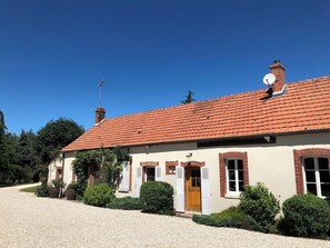 Exterior - Large, comfortable gîte for families or groups - Nature & calm 1 hour from Paris (Varennes-Changy)