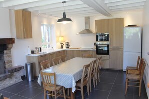 Private kitchen - Large, comfortable gîte for families or groups - Nature & calm 1 hour from Paris (Varennes-Changy)