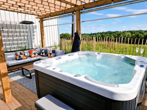Lorraine's Loft - Hot Tub Get Away. Stunning countryside Views!