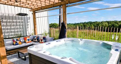 Lorraine's Loft - Hot Tub Get Away. Stunning countryside Views!