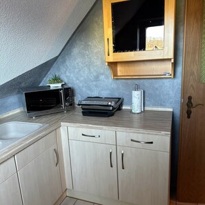 Frigorifero, microonde, forno, piano cottura