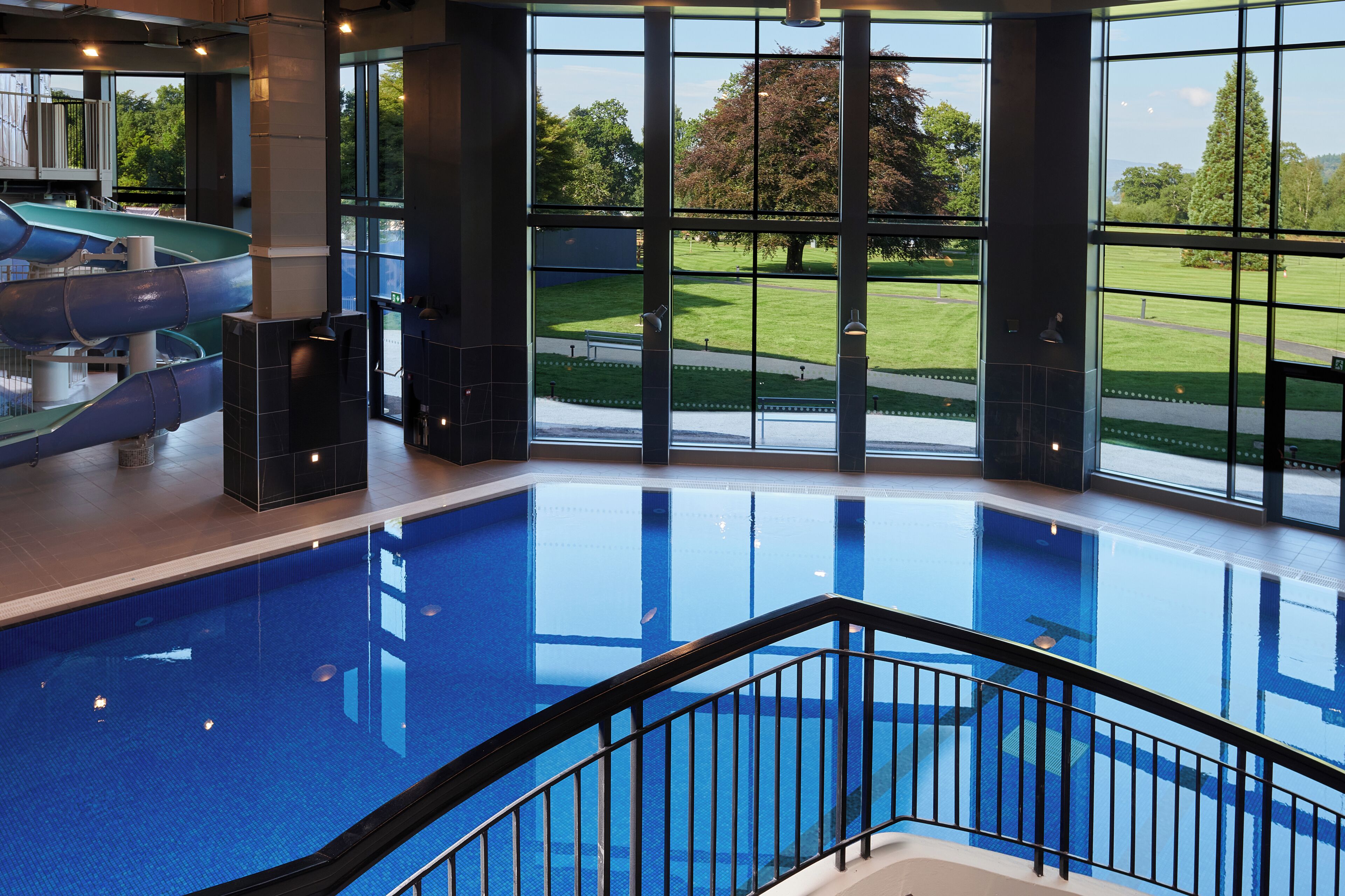 Kolam renang tertutup 