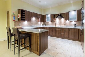 Superior Apartment, Golf View | Private kitchen | Full-size fridge, microwave, oven, stovetop - Loch Lomond Apartments at Cameron Lodges (Alexandria)