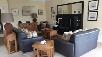 Standard Apartment | Ruang tamu | TV