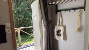 Ein Zimmer mit Holzterrasse, Handtuchhalter und einer Tasche mit Aufschrift.