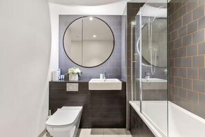 Shower, towels - London Gateway Apartment (London)