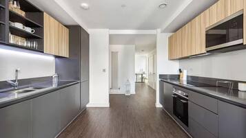 Geladeira, micro-ondas, fogão, cooktop