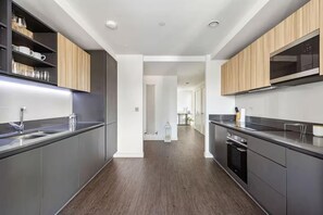 Frigorífico, microondas, horno y placa de cocina