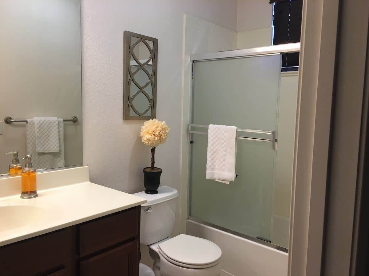 Hårføner, håndklær, såpe og toalettpapir