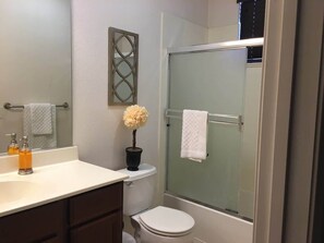 Hårføner, håndklær, såpe og toalettpapir