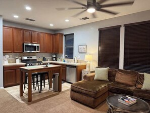 Mikrobølgeovn, ovn, kokeplater og oppvaskmaskin