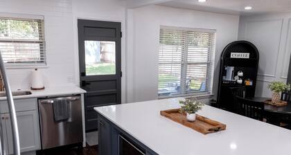 The Crimson Rose - newly renovated! 3 bed/2 bath, walking distance to OU campus