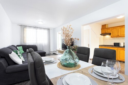 TenoHomes Family Home with Solarium, Buenavista