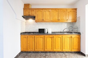 Een magnetron, een oven, een kookplaat, een koffiezetapparaat/waterkoker