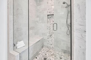 Hus - flera sängar (Blue Mountain Beach Villas 5A) | Badrum
