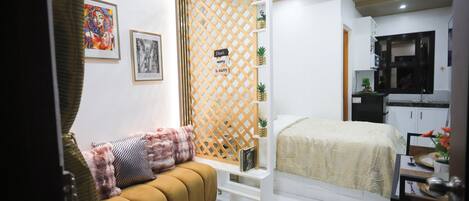 Free WiFi, bed sheets