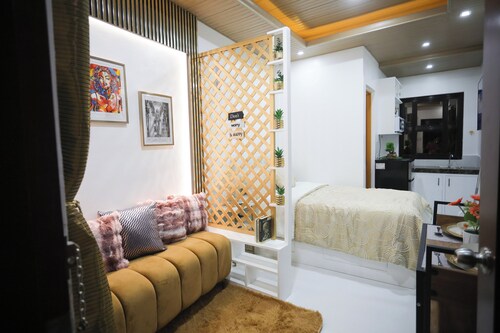 Cozy Room with WiFi & Netflix Heart of Enchanting Naga City