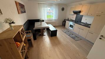 Fridge, oven, stovetop, coffee/tea maker