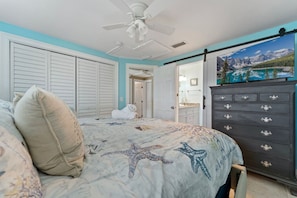Desk, iron/ironing board, WiFi, bed sheets - Ocean72, 2bed 2bath with pool (Holmes Beach)