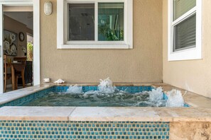 Outdoor spa tub - Ocean72, 2bed 2bath with pool (Holmes Beach)