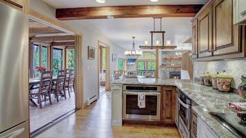 Kylskåp, mikrovågsugn, ugn och spishäll