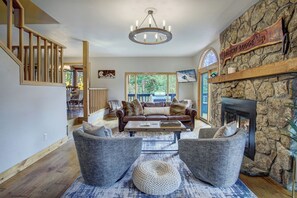 Smart TV, fireplace, books, stereo