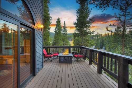 Spacious 5BR Breckenridge Cabin, Game Room, Hot Tub, Minutes to Breck Ski Resort