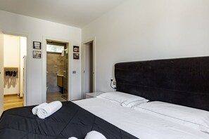 3 habitaciones, tabla de planchar con plancha y cuna de viaje