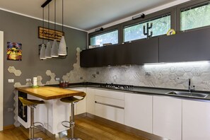 Kühlschrank, Mikrowelle, Geschirrspüler, Toaster