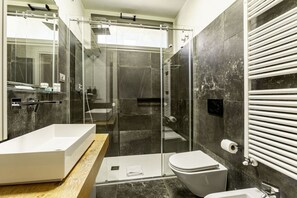 Douche, bidet, serviettes fournies