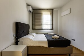 3 bedrooms, iron/ironing board, travel crib